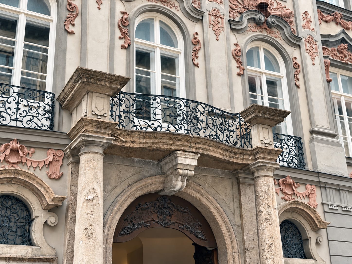 Portal des Palais Preysing mit Säulen, schmiedeeisernem Balkongitter und Stuckornamenten. Mit KI bearbeitete Darstellung.