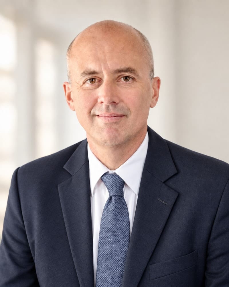 Dr. Andreas Lohner, Rechtsanwalt · Partner bei PBL Legal. Mit KI bearbeitetes Foto.