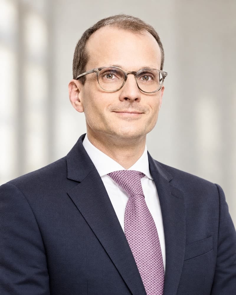 Dr. Martin Picherer, Rechtsanwalt · Partner bei PBL Legal. Mit KI bearbeitetes Foto.