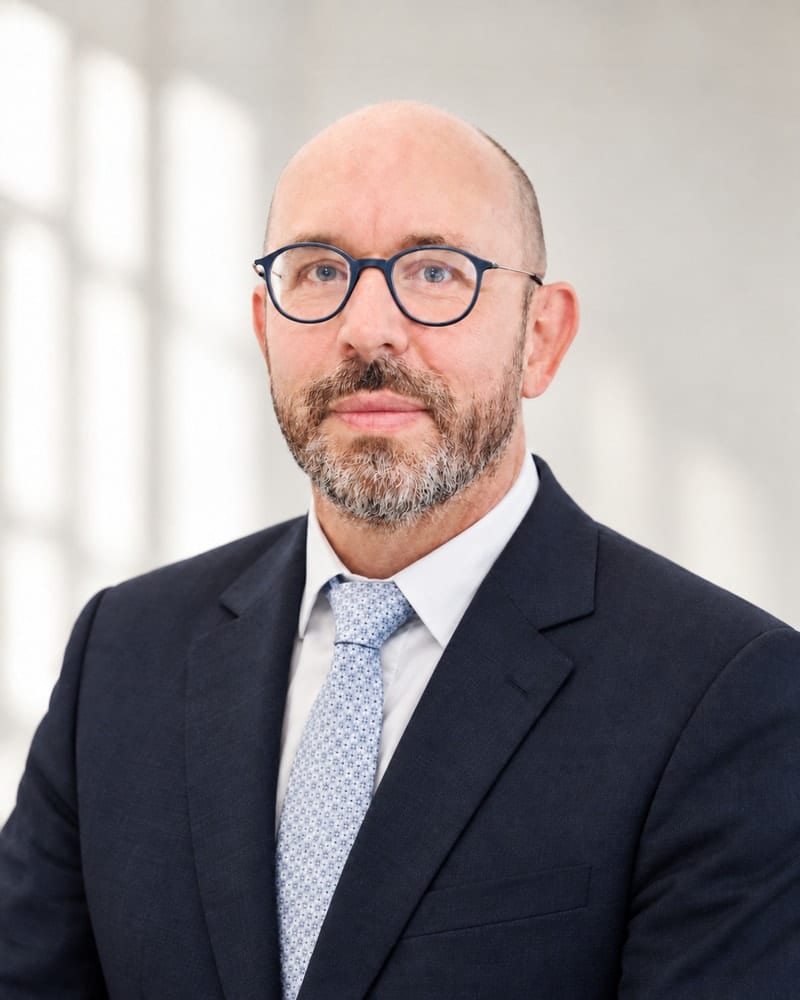 Dr. Uwe Bohnet, Rechtsanwalt · Partner bei PBL Legal. Mit KI bearbeitetes Foto.